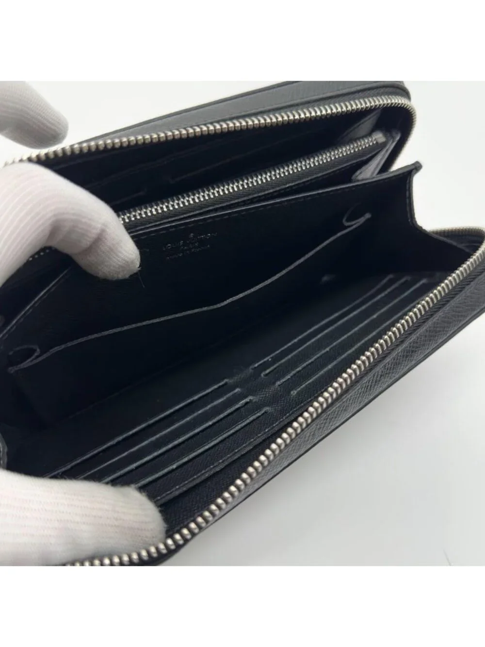 Louis Vuitton Zippy XL Taiga Black Round Wallet